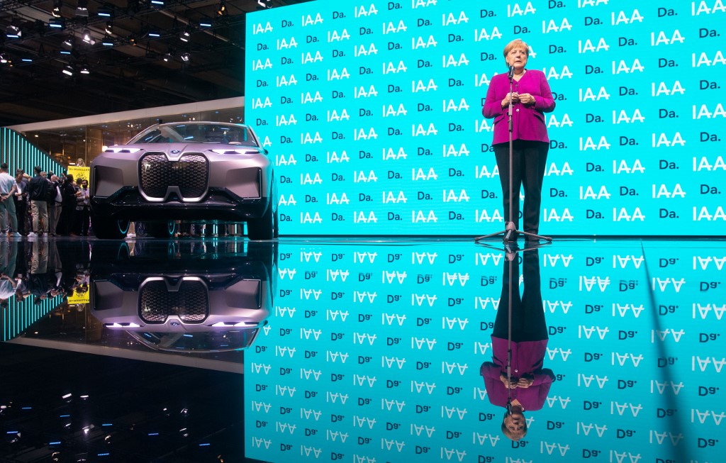 Dernier salon de l'automobile pour Merkel, copilote d'une filière en pleine révolution
