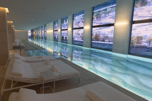 Cette photographie prise le 3 septembre 2021 montre la piscine du nouvel hôtel de luxe 'Cheval Blanc', adjacent au bâtiment du magasin La Samaritaine, à Paris, qui sera inauguré le 7 septembre. Deux mois et demi après la réouverture, après 16 ans et 750 millions d'euros de travaux, de l'ancien magasin populaire, joyau de l'Art Nouveau et de l'Art Déco devenu temple du luxe, c'est au tour de Cheval Blanc, un élégant hôtel de 26 chambres et 46 suites, décorées avec de nombreuses œuvres d'art et disposant d'un spa Dior et de quatre restaurants, pour accueillir ses premiers hôtes. (Thomas Samson/AFP)