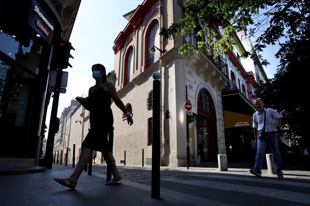 Des piétons passent devant le café du Bataclan à Paris le 3 septembre 2021 où des djihadistes ont attaqué et tué 90 personnes le 13 novembre 2015. (Photo, AFP)