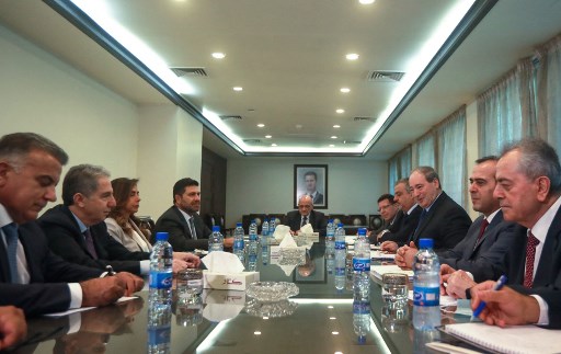 Le ministre syrien des Affaires étrangères Faisal Miqdad (au centre à droite) et d'autres membres du cabinet rencontrent une délégation libanaise officielle comprenant (de gauche à droite) le chef de l'appareil de sécurité générale, Abbas Ibrahim, les ministres des Finances Ghazi Wazni, des Affaires étrangères Zeina Akar et de l'Énergie et Water Raymond Ghajar, ainsi que le secrétaire général du Conseil supérieur syro-libanais, Nasri Khoury (C) dans la capitale Damas le 4 septembre 2021. (Louai Beshara /AFP)