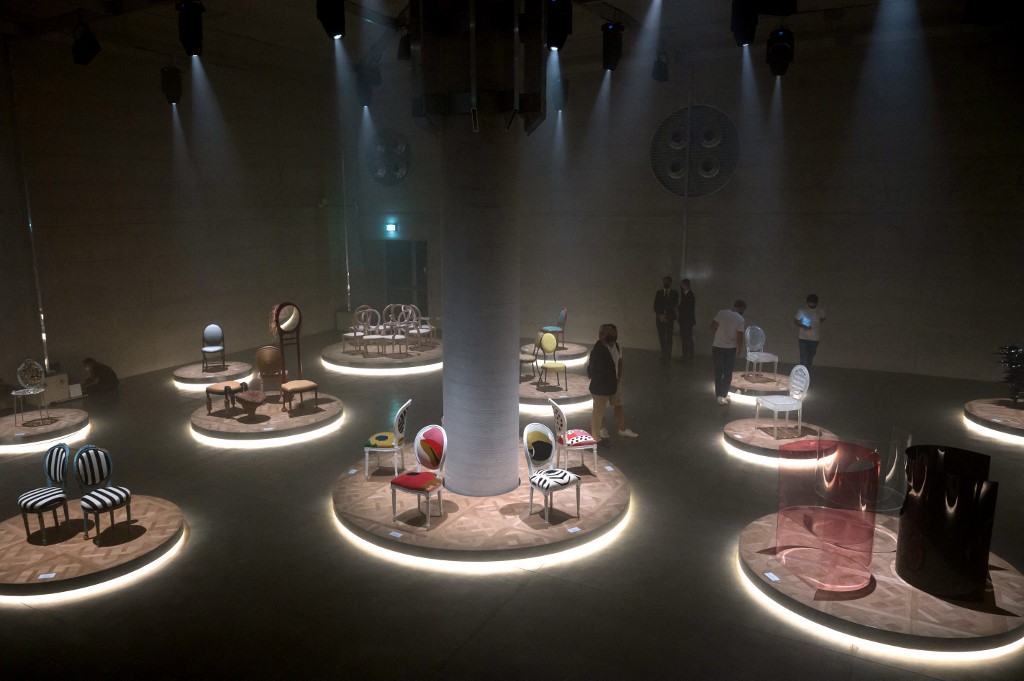 La chaise médaillon de Christian Dior revisitée par 17 designers