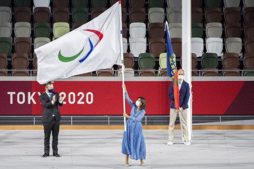 Anne Hidalgo, maire de Paris, sous le regard de Andrew Parsons (à gauche), président du Comité international paralympique (IPC brandit le drapeau des Jeux Paralympiques lors de la cérémonie de clôture des Jeux Paralympiques de Tokyo 2020 au stade olympique de Tokyo le 5 septembre, 2021. (Charly Triballeau / AFP)