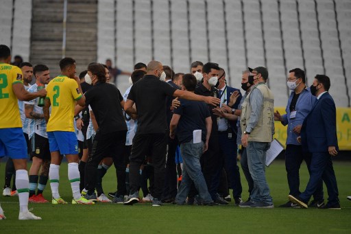 Des représentants de l'agence sanitaire brésilienne Anvisa entrent sur le terrain lors du match de football entre le Brésil et l'Argentine à la Neo Quimica Arena, à Sao Paulo, Brésil, le 5 septembre 2021 (Photo, AFP)