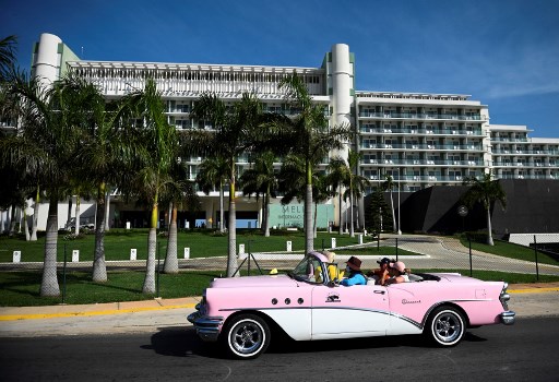 Une ancienne voiture américaine de tourisme passe devant l'hôtel Melia International Varadero, le 3 septembre 2021 (Photo, AFP)