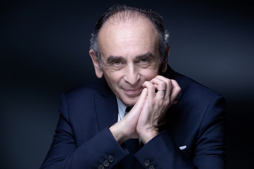 Dans cette photo d'archive prise le 22 avril 2021, l'idéologue d'extrême droite français Eric Zemmour pose lors d'une séance photo à Paris. Eric Zemmour sera jugé le 8 septembre 2021 après ses propos sur les migrants mineurs en 2020 sur la chaîne de télévision CNews. (Joel Saget / AFP)