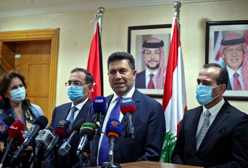 La ministre jordanienne de l'Energie Hala Zawati, le ministre égyptien du Pétrole et des Ressources minières, Tarek El-Molla, le ministre libanais de l'Energie Raymond Ghajar, et son homologue syrien Bassam Tohmé lors d’une conférence de presse conjointe au cours de leur réunion à Amman, capitale de la Jordanie, le 8 septembre 2021 (Photo, AFP)
