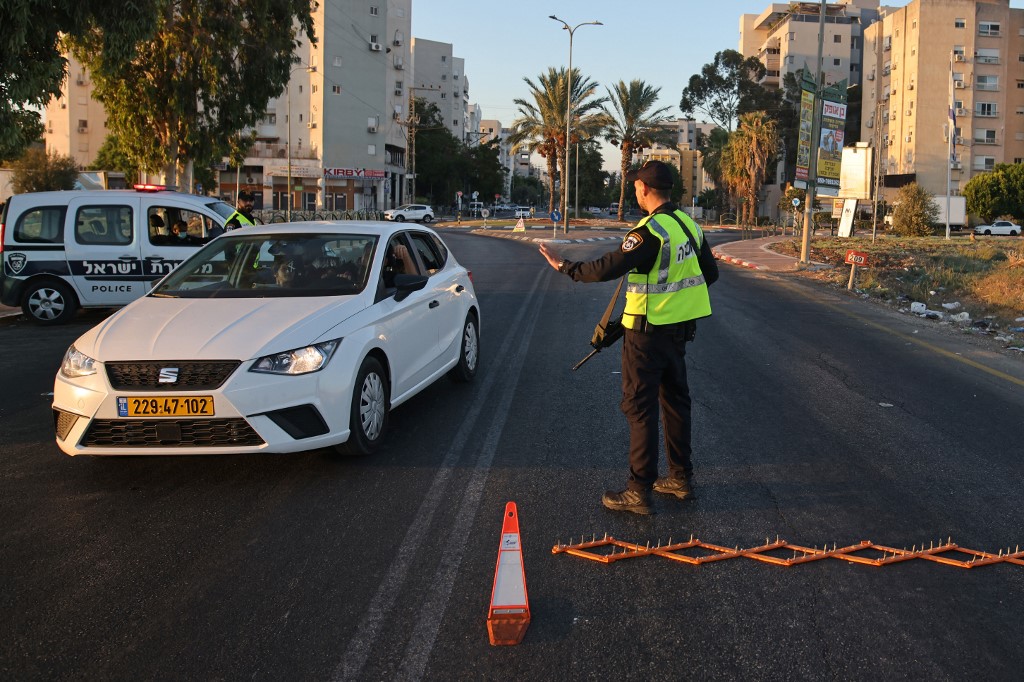 Les forces de sécurité israéliennes occupent un poste de contrôle dans la ville d'Afula, le 8 septembre 2021. (AFP)