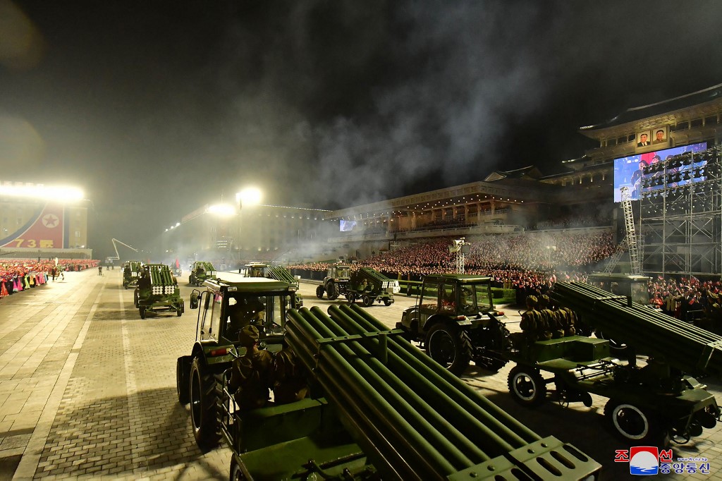 Pyongyang fait parader des tracteurs et des pompiers au lieu des missiles géants