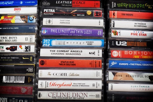 Boîtes de cassettes en vente chez Mars Tapes à Manchester, au nord-ouest de l'Angleterre, le 4 septembre 2021. Niché dans un coin du dernier étage d'un marché couvert à Manchester, au nord-ouest de l'Angleterre, se trouve le dernier magasin de Grande-Bretagne dédié à la vente de cassettes. (Paul Ellis/AFP)