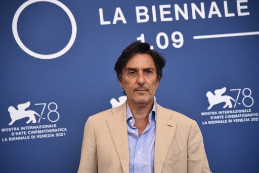 Le réalisateur français Yvan Attal assiste à un photocall pour le film "Les Choses Humaines" (L'Accusation) présenté hors compétition le 9 septembre 2021 lors de la 78e Mostra de Venise au Lido de Venise. (Marco Bertorello/AFP)