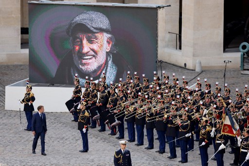 «Magnifique» hommage de la France à Bébel, son «As des as»