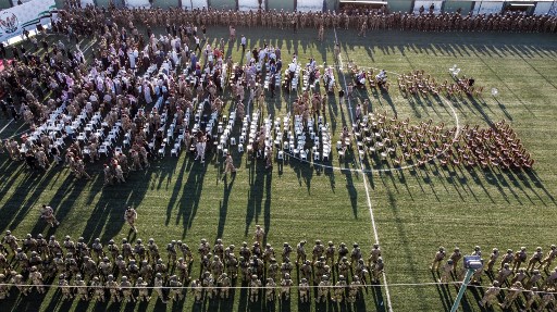 Cette photo prise le 9 septembre 2021 montre une vue aérienne de factions de combattants syriens soutenues par la Turquie se rassemblant pour annoncer la formation d'une nouvelle unité lors d'un défilé militaire près de Bizaah dans une zone tenue par les rebelles au nord de la province syrienne d'Alep. (Bakr Alkasem/AFP)