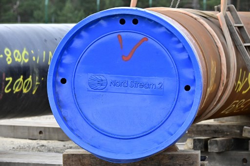 Dans cette photo d'archive prise le 26 mars 2019, un élément du gazoduc Nord Stream 2 est photographié sur le chantier de construction à Lubmin, dans le nord-est de l'Allemagne. Le géant russe de l'énergie Gazprom a annoncé le 10 septembre 2021 que la construction du gazoduc controversé Nord Stream 2 reliant la Russie à l'Allemagne était achevée. (Tobias Schwarz/AFP)