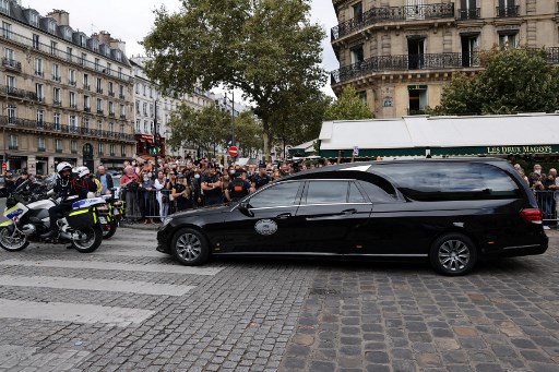 A l'église Saint-Germain-des-Prés à Paris le 10 septembre 202, les fans regardent le corbillard partir après la cérémonie des funérailles de l'acteur français Jean-Paul Belmondo décédé le 6 septembre 2021 à l'âge de 88 ans. Thomas Coex/AFP)