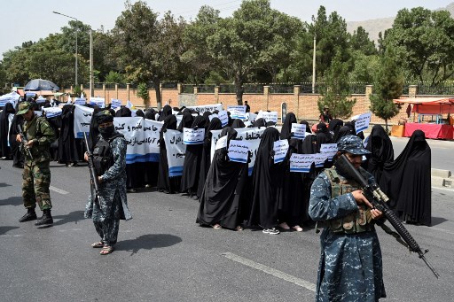 Afghanistan: les talibans confirment qu'ils laisseront les femmes étudier, mais pas avec les hommes