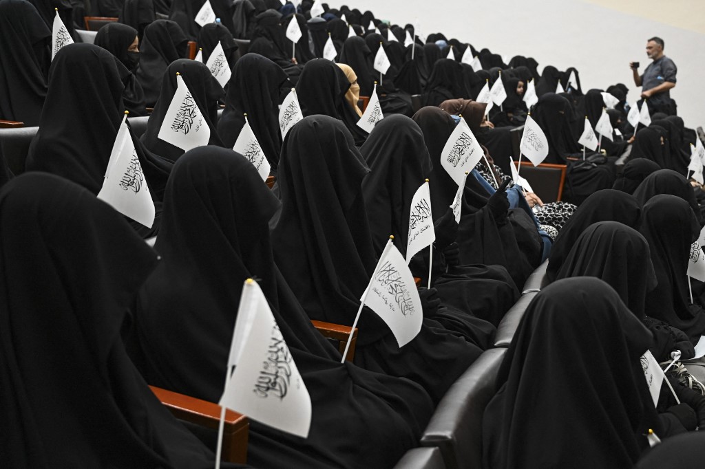 Rassemblement d'Afghanes voilées dans une université de Kaboul en soutien aux talibans
