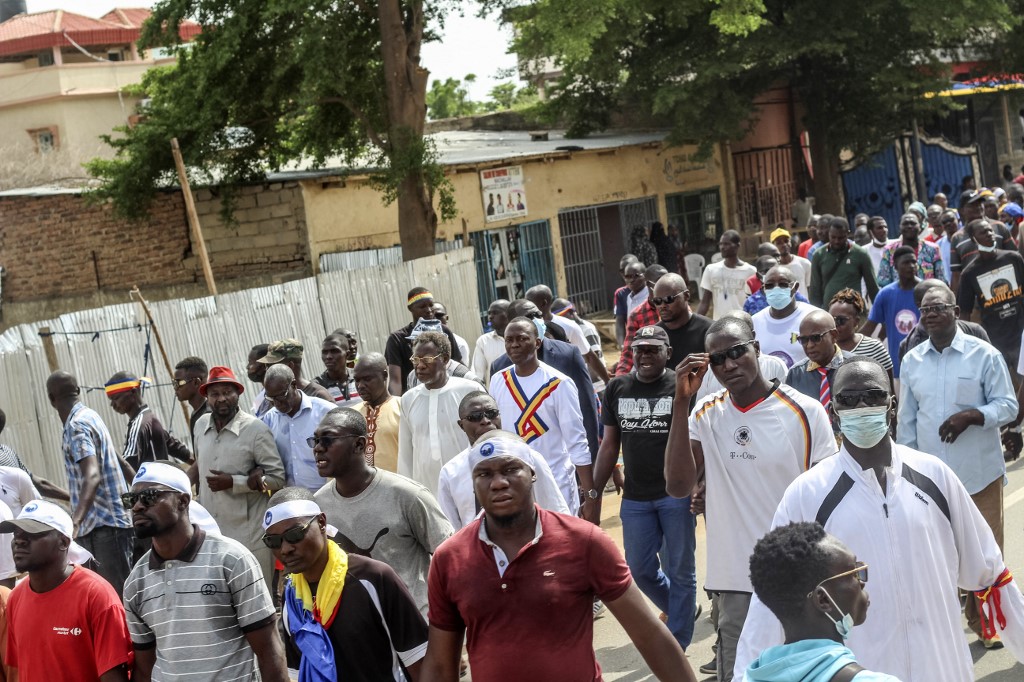 Des manifestants défilent dans les rues de la capitale tchadienne N'Djamena le 11 septembre 2021, contre la junte qui dirige le Tchad depuis la mort d'Idriss Deby Itno, entouré d'une forte présence policière. (AFP)