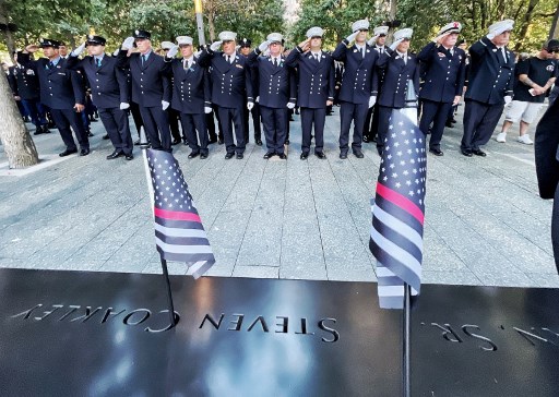 Autour du drapeau américain, collègues à la retraite et des familles se sont retrouvés samedi, comme chaque 11 septembre, pour un moment plus intime que la cérémonie officielle organisée en grande pompe à Manhattan, au mémorial du 11-Septembre, autour du président américain Joe Biden (Photo, AFP)