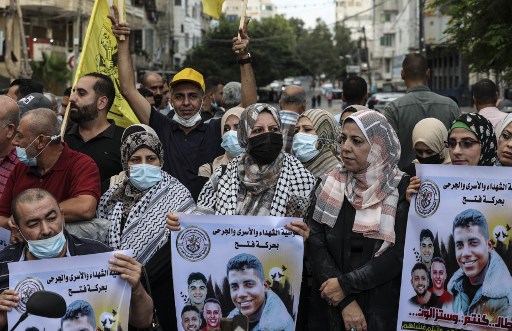 Des partisans du mouvement Fatah manifestent pour soutenir les six prisonniers palestiniens, qui se sont évadés de la prison israélienne de Gilboa, devant le siège de la Croix-Rouge à Gaza le 11 septembre 2021 (Photo, AFP)