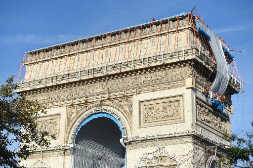 Premier «déroulé de tissu» pour l'empaquetage de l'Arc de Triomphe, œuvre posthume de Christo