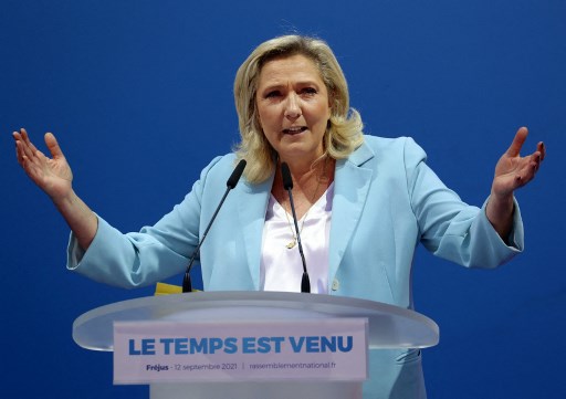 France: la cheffe de l'extrême droite Marine Le Pen plonge en campagne