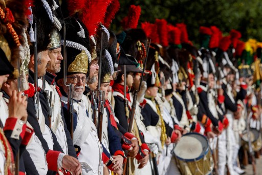 Des participants vêtus de costumes de l'époque napoléonienne reconstituent des scènes militaires à l'extérieur du château de Trianon à Versailles, en périphérie de Paris, le 11 septembre 2021 (Photo, AFP)