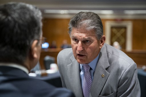Sur cette photo d'archive, le sénateur Joe Manchin, un démocrate de Virginie-Occidentale, s'entretient avec Xavier Becerra, secrétaire à la Santé et aux Services sociaux (HHS), lors d'une audience du Sous-comité des crédits du Sénat à Washington, DC, le 9 juin 2021 (Photo, AFP)