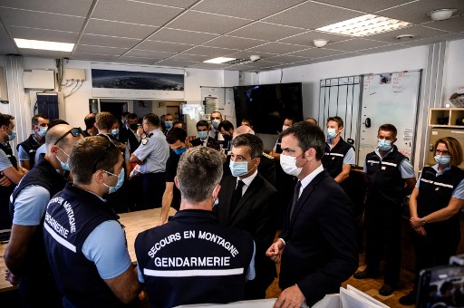 Le ministre français de l'Intérieur Gerald Darmanin et le ministre français de la Santé Olivier Veran s'entretiennent avec le personnel des Unités de montagne de la Gendarmerie nationale (PHGM) près de l'aérodrome du Versoud, dans le sud-est de la France, le 13 septembre 2021 (Photo, AFP)