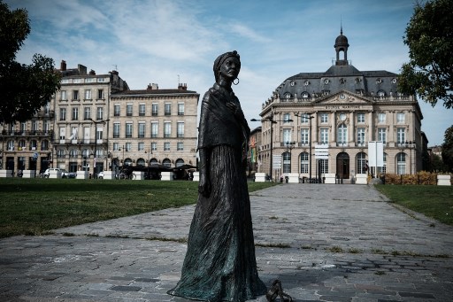 France: la dégradation d'une statue d'esclave se révèle être un moulage