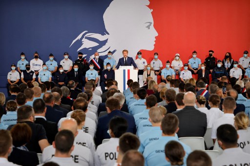 Le président français Emmanuel Macron lors de sa visite à l'école de police de Roubaix, dans le nord de la France, le 14 septembre 2021 (Photo, AFP)