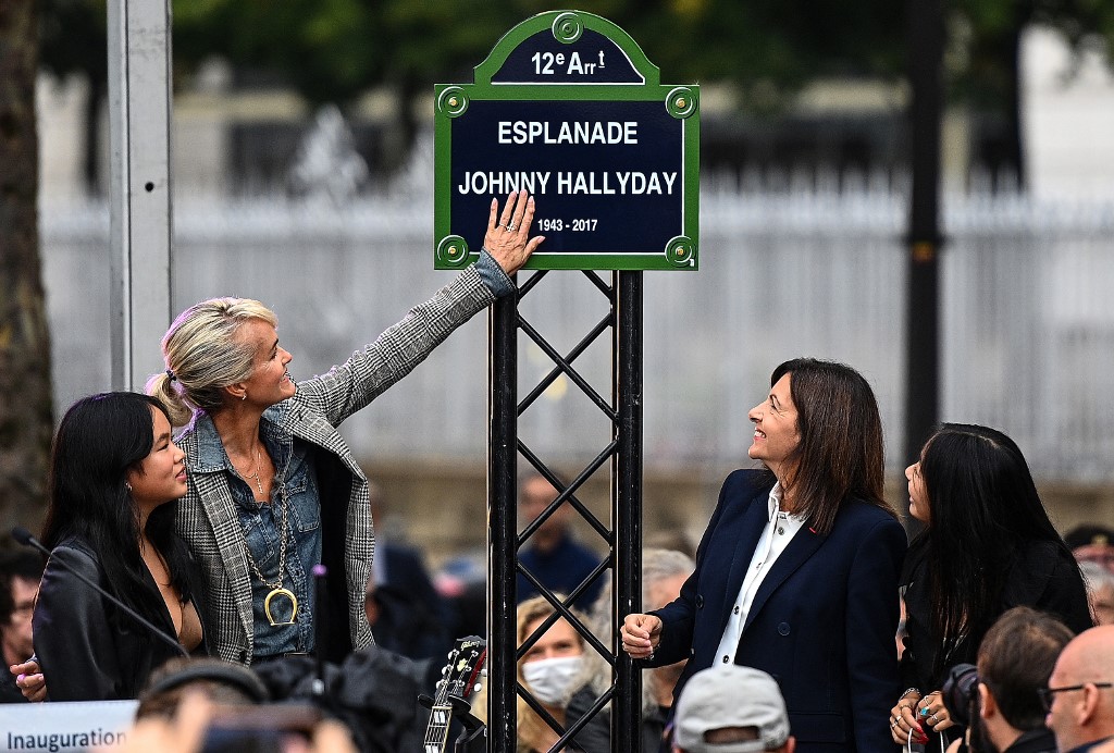 «Que je t'aime»: statue et concert, une journée d'hommages à Johnny