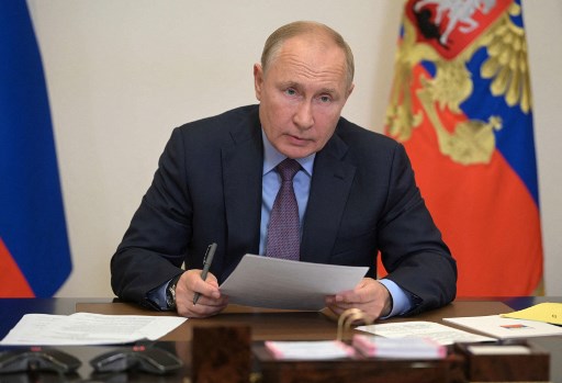 Lors d'une visio-conférence avec des cadres de son parti et de son gouvernement retransmise à la télévision, Vladimir Poutine dit espérer être protégé du Covid-19 grâce au vaccin Spoutnik V, après qu'un proche collaborateur, vacciné lui aussi, est tombé malade, forçant le président russe à l'isolement (Photo, AFP)