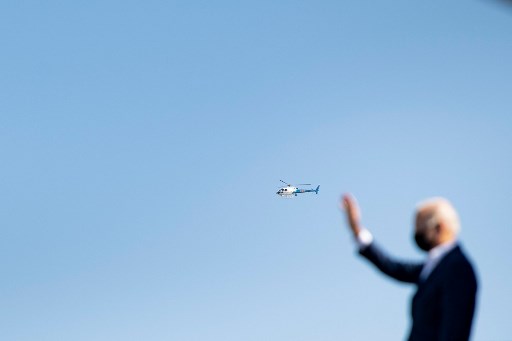 Le président américain Joe Biden monte à bord d'Air Force One à l'aéroport de Long Beach le 14 septembre 2021, en Californie (Photo, AFP)