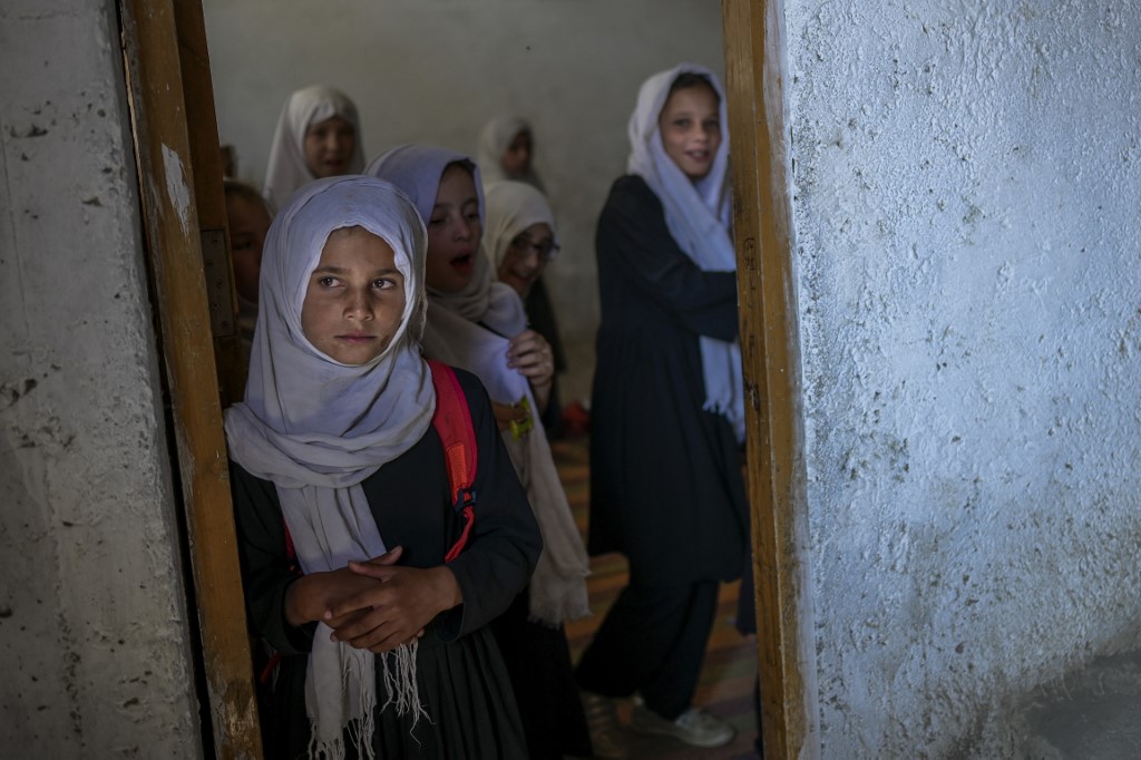 Collèges et lycées rouvrent pour les garçons uniquement en Afghanistan