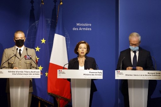 Le chef d’état-major des armées, le général Thierry Burkhard, la ministre française de la Défense Florence Parly et le directeur général de la sécurité extérieure, Bernard Émié lors d'une conférence de presse conjointe, le 16 septembre 2021 à Paris (Photo, AFP)