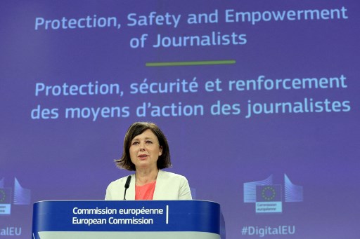 Bruxelles veut renforcer la protection des journalistes face aux attaques
