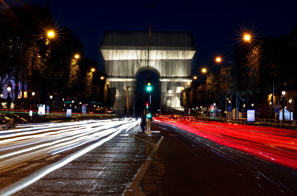Le hasard du calendrier fournit un beau coup d'envoi symbolique de cette 38e édition, intitulée "Patrimoine pour tous", avec l'Arc de Triomphe empaqueté, projet monumental initié par l'artiste Christo, décédé en mai 2020. THOMAS COEX / AFP
