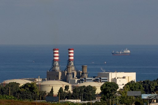Un pétrolier transportant du fioul d'Irak est vu ancré près de la centrale électrique de Zahrani à Zahrani près de la ville de Sidon (Saïda) dans le sud du Liban le 18 septembre 2021 (Photo, AFP)