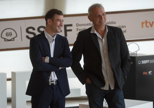 L'acteur français Rabah Nait Oufella (à gauche) et le réalisateur français Laurent Cantet posent lors d'un photocall du film « Arthur Rambo » au 69e Festival du film de San Sebastian à San Sebastian, dans le nord de l'Espagne, le 19 septembre 2021 (Photo, AFP)