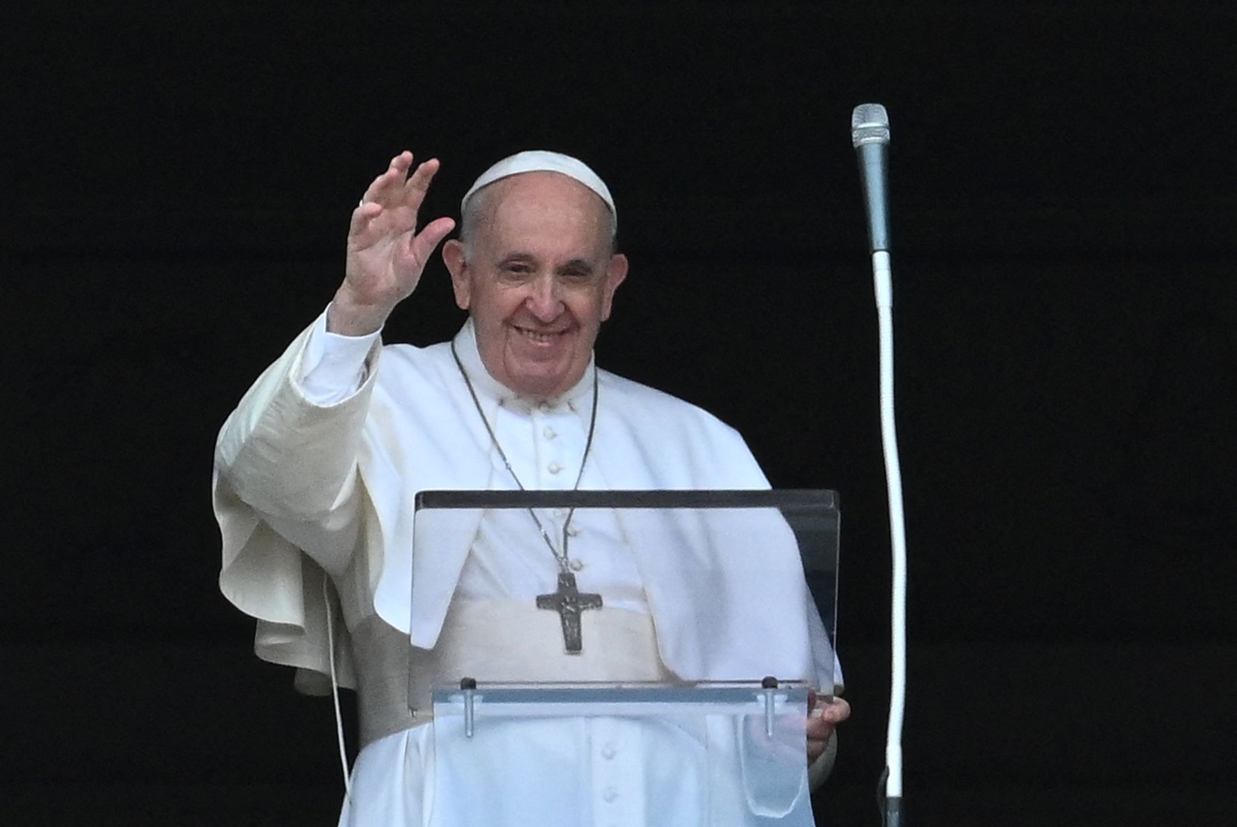 «Toujours en vie bien que certains veuillent ma mort», plaisante le pape
