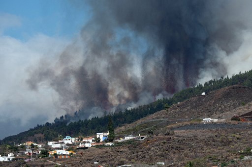 De grandes colonnes de fumées, de cendres et des jets de lave s'échappaient du volcan, selon les premières images diffusées en direct par la télévision publique espagnole vers 16h30 (14h30 GMT) (Photo, AFP)