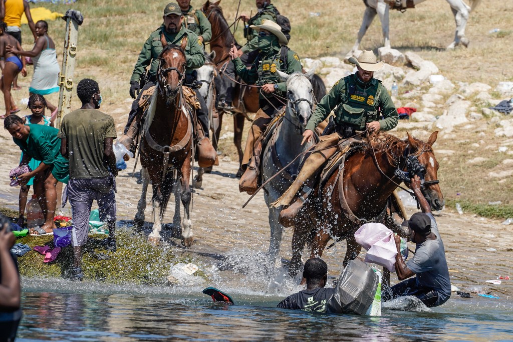 Les photos de gardes-frontières à cheval maltraitant des migrants choquent l’Amérique