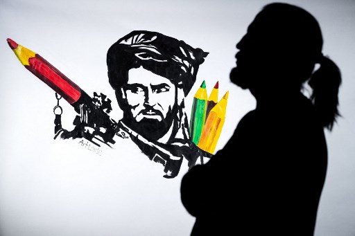 L'artiste afghan et co-fondateur d’ArtLords, Farshad, reproduit un dessin symbole de son collectif: un combattant taliban, dont le lance-roquettes est rempli de crayons. «Le mouvement taliban mourra», prédit-il, «mais l'art restera» (Photo, AFP)