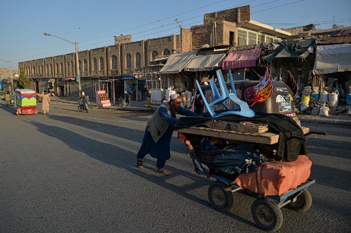 Un vendeur pousse un chariot le long d'une route à Hérat, le 20 septembre 2021 (Photo, AFP)