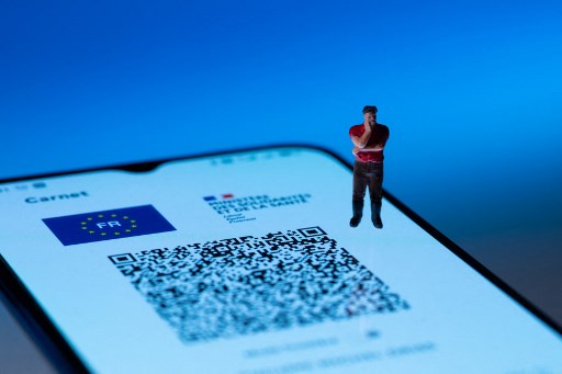 Un téléphone portable dont l'écran porte le certificat numérique Covid de l'UE, le 20 juillet 2021 à Paris (Photo, AFP)