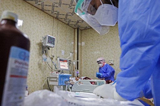 Un médecin s'occupe de patients dans un service dédié aux cas de coronavirus dans la ville d'Idlib, dans le nord-ouest de la Syrie, le 20 septembre 2021 (Photo, AFP)
