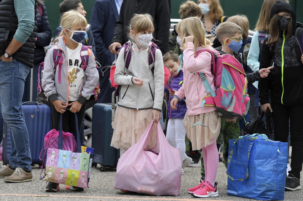 Sur cette photographie d'archive prise le 1er septembre 2020, des élèves, masqués, patientent avant d'entrer à l'Ecole européenne de Strasbourg, dans l'est de la France, à la rentrée scolaire en pleine épidémie de Covid-19. (AFP)