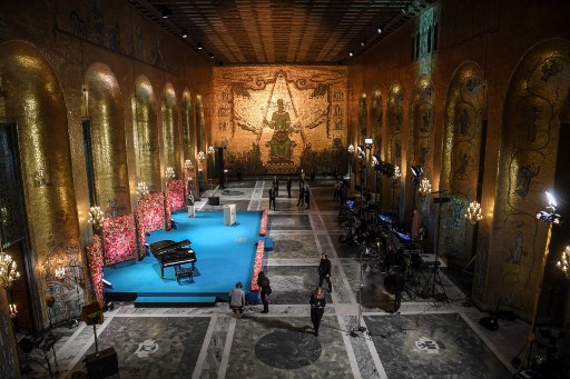 Cette photo d'archive prise le 10 décembre 2020 montre la salle dorée de l'hôtel de ville de Stockholm, alors que les préparatifs sont en cours avant le début de la cérémonie du prix Nobel organisée numériquement en raison de la pandémie de coronavirus (Covid-19). La fondation qui organise les prix Nobel a déclaré le 23 septembre 2021 que pour la deuxième année consécutive, les lauréats en science et littérature recevraient leurs prix dans leur pays d'origine, citant la pandémie de Covid-19. (Fredrik Sandberg / Agence de presse TT / AFP)