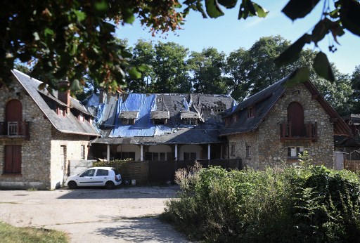 Une photographie prise le 22 septembre 2021 montre le "lot Hara de Saint-Jacques", où vivent des résidents syriens, mais où l'électricité est coupée depuis une semaine, à Bessancourt. Les protégés de Rifaat al-Assad, l'oncle du président syrien, vivaient dans un "havre de paix". Mais depuis plusieurs années, le bienfaiteur est poursuivi en Suisse pour des crimes de guerre commis dans les années 1980, et il a laissé des habitants, des factures et un domaine en ruine. (Alain Jocard / AFP)