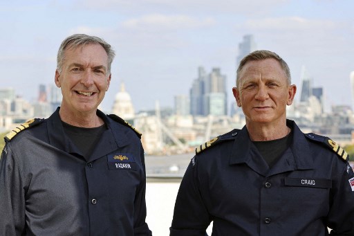 Une photographie prise le 22 septembre 2021 et publiée par la Royal Navy, ministère britannique de la Défense (MOD) le 23 septembre 2021, montre l'amiral Sir Tony Radakin KCB ADC (à gauche) et le commandant Daniel Craig, qui est surtout connu pour jouer le rôle de James Bond dans la longue série de films 007. L'acteur de James Bond Daniel Craig a été nommé commandant honoraire de la Royal Navy, correspondant au rang du super-espion fictif qu'il joue à l'écran. (Lee Blease / MOD / AFP)